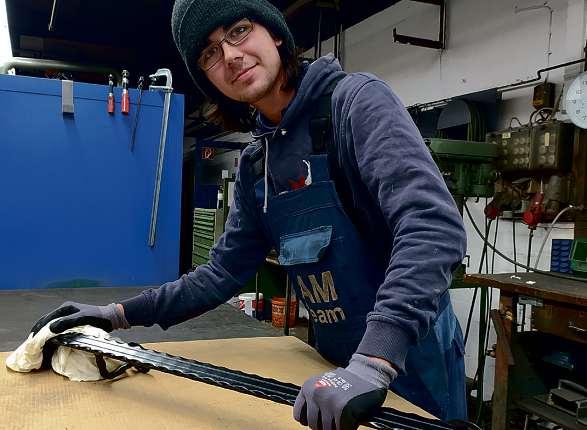 Große Nachfrage bei privaten Haushalten: der individuell gestaltete, schmiedeeiserne Handlauf für die Eingangstreppe, hier bearbeitet von Florian Wahl Große Nachfrage bei privaten Haushalten: der individuell gestaltete, schmiedeeiserne Handlauf für die Eingangstreppe, hier bearbeitet von Florian Wahl