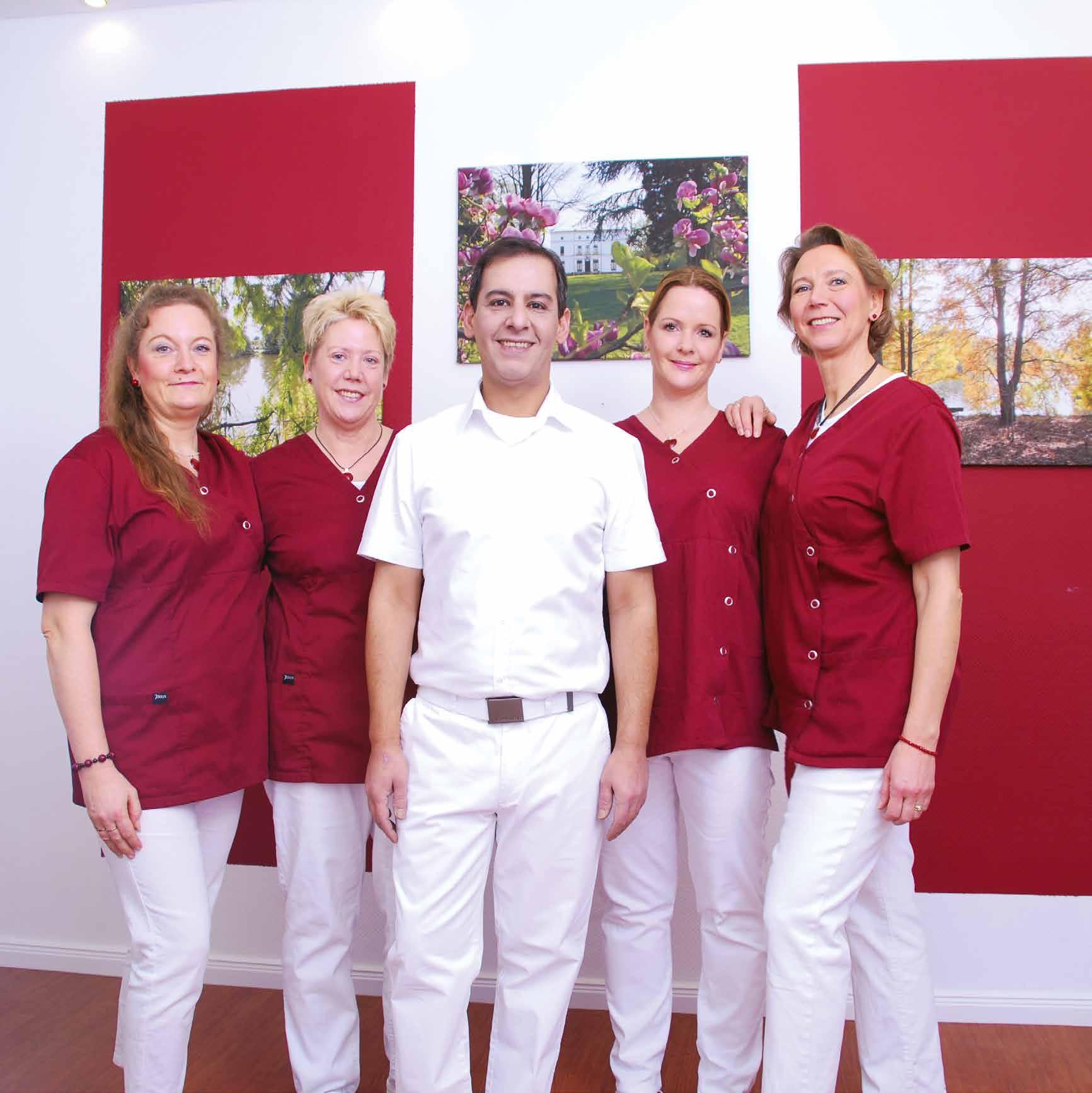 Freundlich, kompetent, zugewandt: Das Team der Hausarztpraxis von Omid Raissi in Nienstedten (v.l.n.r.) Frau Regina Peter-Holst, Frau Ellinor Parys, Herr Omid Raissi, Frau Katharina Raissi und Frau Silke Andressen. Fotos: Peter Claußen Freundlich, kompetent, zugewandt: Das Team der Hausarztpraxis von Omid Raissi in Nienstedten (v.l.n.r.) Frau Regina Peter-Holst, Frau Ellinor Parys, Herr Omid Raissi, Frau Katharina Raissi und Frau Silke Andressen. Fotos: Peter Claußen