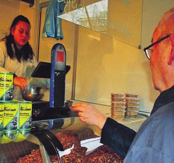 Eyleena Bliefert verkauft Büsumer Krabben frisch vom Kutter von Samir Adrovic Eyleena Bliefert verkauft Büsumer Krabben frisch vom Kutter von Samir Adrovic