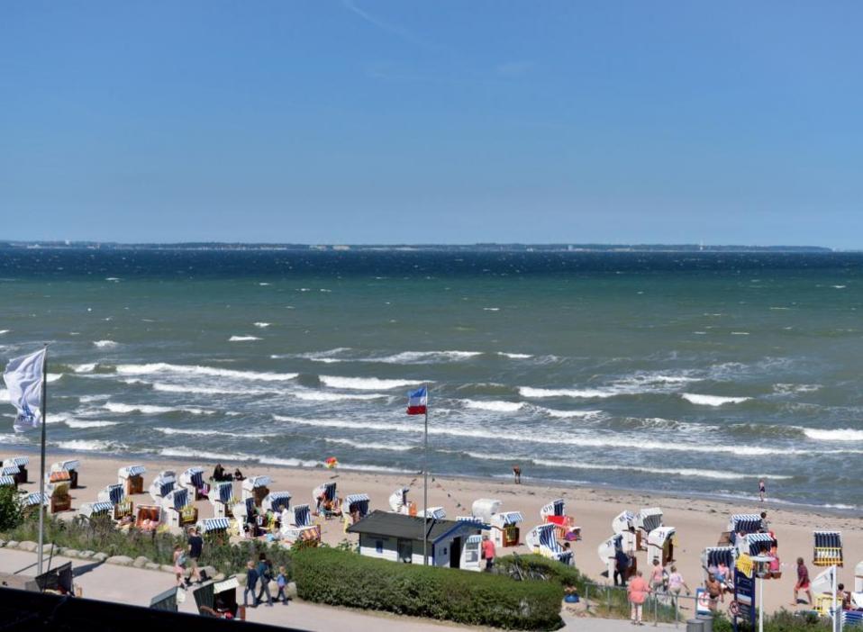 Blick aus dem Timmendorfer Maritim Seehotel: Wellen wie an der Nordsee. Sonne sowieso. Senstioneller Blick – das Haus garantiert unvergessliche Stunden, ob für ein Wochenende oder den Jahresurlaub.