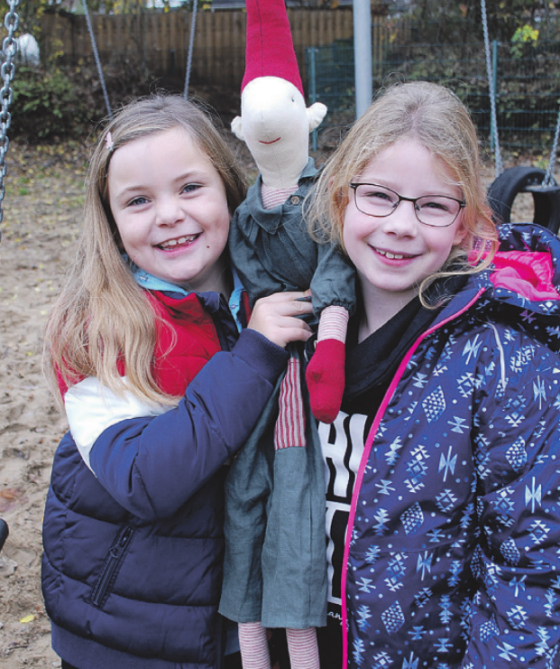 „Ich reite seit drei Jahren mit meiner Freundin Lisa auf dem Pony Manon, wir hätten gern zusätzlich ein kleines Shetland-Pony, weil wir dann gleichzeitig zusammen reiten können“, verrät Suri (8, l., hier mit Freundin Lisa) „Ich reite seit drei Jahren mit meiner Freundin Lisa auf dem Pony Manon, wir hätten gern zusätzlich ein kleines Shetland-Pony, weil wir dann gleichzeitig zusammen reiten können“, verrät Suri (8, l., hier mit Freundin Lisa)