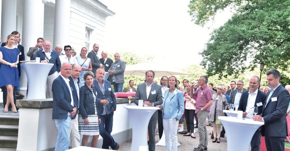 Geselliges Beisammensein an der Südseite des Gosslerhauses Fotos: HS