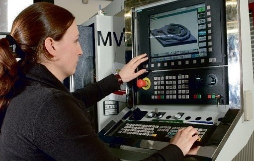 Feinwerkmechaniker fertigen, steuern und programmieren – und das stets mit höchster Präzision, Foto: Metallinnung Hamburg Feinwerkmechaniker fertigen, steuern und programmieren – und das stets mit höchster Präzision, Foto: Metallinnung Hamburg