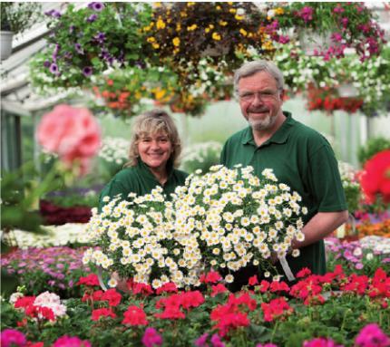 Iris Prielipp und Werner Pein mit Blütenpracht vom Blumenhof Pein FOTO: HEIKE GÜNTHER