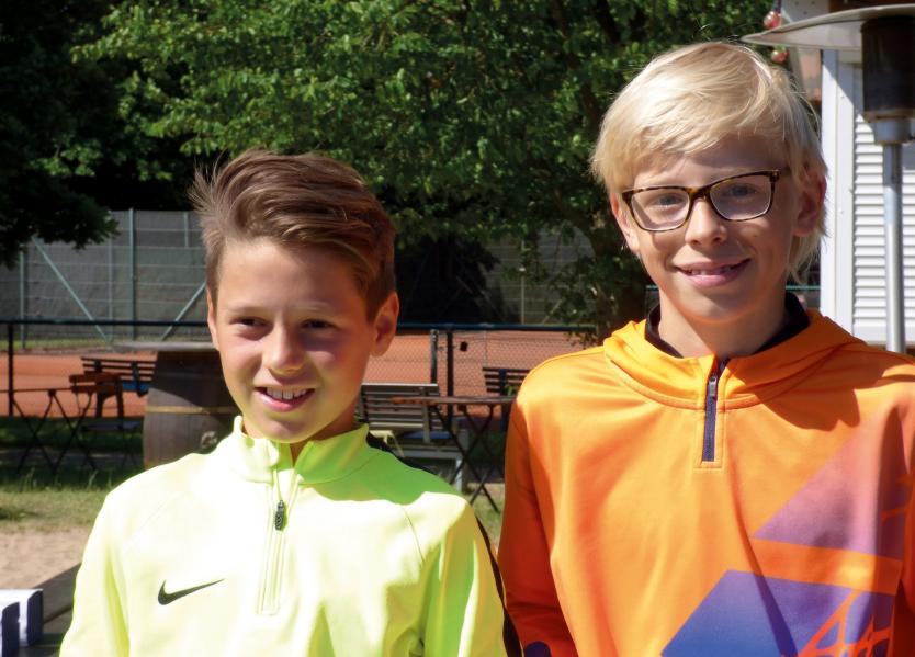 Norddeutscher Meister im Einzel und Doppel. Karl Nagel-Heyer (r.) vom TTK Sachsenwald wird bald Probleme mit seinem dann übervollen Pokalschrank bekommen. (Foto: TV SH) Norddeutscher Meister im Einzel und Doppel. Karl Nagel-Heyer (r.) vom TTK Sachsenwald wird bald Probleme mit seinem dann übervollen Pokalschrank bekommen. (Foto: TV SH)