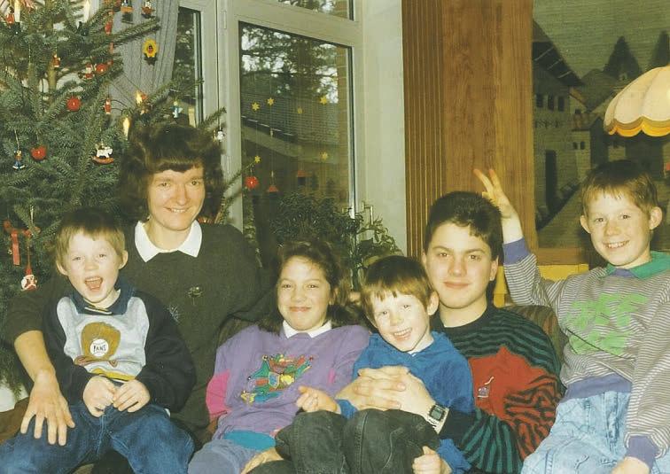 Da konnten alle wieder lachen! Nach wochenlanger Krankheitsphase genoss die Kinderdorffamilie von Marlies Pagel ihr erstes gemeinsames Weihnachtsfest. Der schützende Rahmen der Kinderdorffamilien wird von den Kindern sehr geschätzt Fotos: SOS Da konnten alle wieder lachen! Nach wochenlanger Krankheitsphase genoss die Kinderdorffamilie von Marlies Pagel ihr erstes gemeinsames Weihnachtsfest. Der schützende Rahmen der Kinderdorffamilien wird von den Kindern sehr geschätzt Fotos: SOS