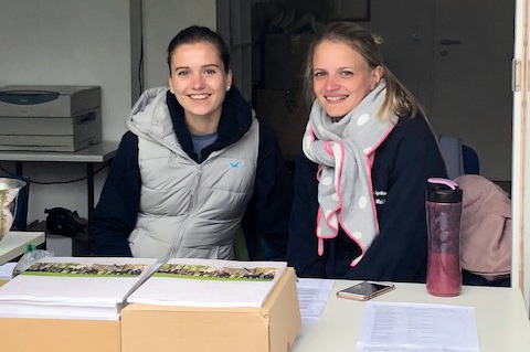 Im Turnierbüro: Leah Luboldt (l.) und Simone Wienbeck Im Turnierbüro: Leah Luboldt (l.) und Simone Wienbeck