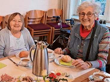 Ingeborg Albers (80, l.) und Relly Hammer (91) aus dem Kursana Domizil Oststeinbek genießen die Gesellschaft beim Seniorenfrühstück im Gemeindehaus der Auferstehungskirche Foto: Kursana Ingeborg Albers (80, l.) und Relly Hammer (91) aus dem Kursana Domizil Oststeinbek genießen die Gesellschaft beim Seniorenfrühstück im Gemeindehaus der Auferstehungskirche Foto: Kursana