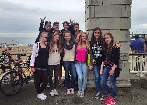 Schüler am Strand in Christchurch
