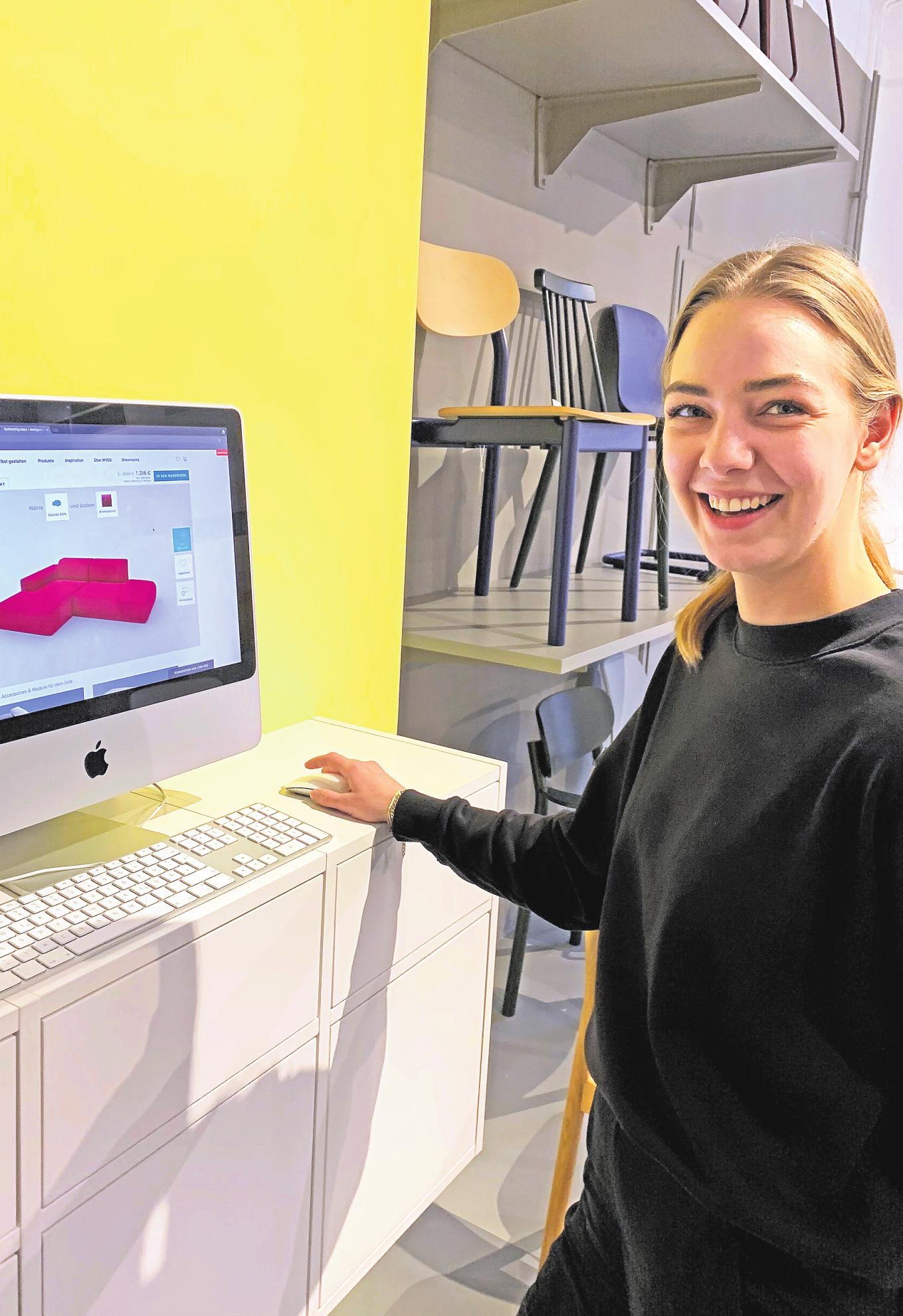 Klara Rodenberg zeigt im MYCS-Showroom, wie man am Computer Möbelstücke kreiert. FOTO: HEDDA MÖLLLER Klara Rodenberg zeigt im MYCS-Showroom, wie man am Computer Möbelstücke kreiert. FOTO: HEDDA MÖLLLER