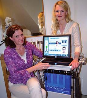 Angela Schulz (links) erläutert die Hydrafacial-Gesichtsbehandlung