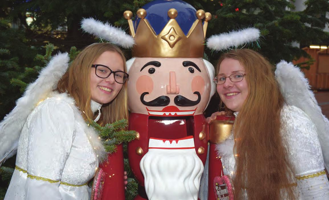 Die Elmshorner Engel und ein großer Nussknacker stimmen die Gäste des Lichtermarktes auf die Weihnachtszeit ein Foto: Kuno Klein   Die Elmshorner Engel und ein großer Nussknacker stimmen die Gäste des Lichtermarktes auf die Weihnachtszeit ein Foto: Kuno Klein