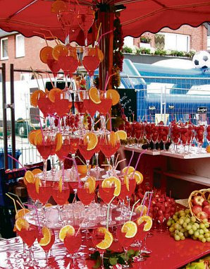 Im Sonnenlicht leuchten die Cocktails einladend Im Sonnenlicht leuchten die Cocktails einladend