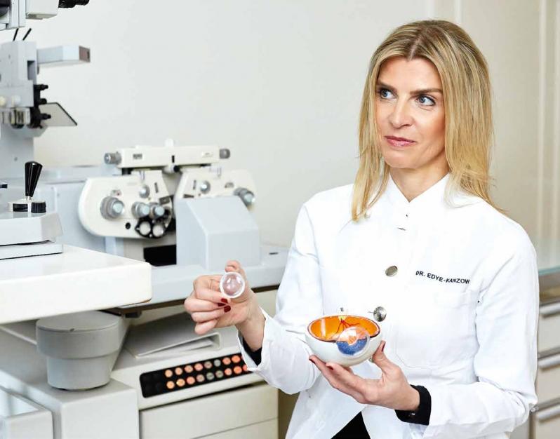 Dr. Edye-Kanzow erklärt die Katarakt-Operation an einem Augenmodell Dr. Edye-Kanzow erklärt die Katarakt-Operation an einem Augenmodell