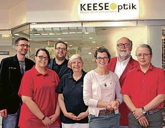 Norbert Keese (rechts) und sein Team von „Keese-Optik“ laden zu Weihnachten ins Buchholzer City-Center ein Foto: Keese Optik Norbert Keese (rechts) und sein Team von „Keese-Optik“ laden zu Weihnachten ins Buchholzer City-Center ein Foto: Keese Optik
