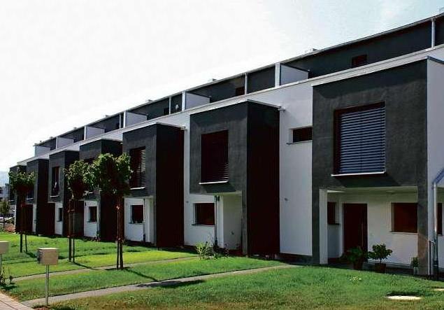 ARCHITEKTONISCHE DETAILS: Erker, bodentiefe Fenster oder ein Balkon tragen zum Wohlfühlwohnen im Reihenhaus bei. Foto: BDF/Lehner Haus ARCHITEKTONISCHE DETAILS: Erker, bodentiefe Fenster oder ein Balkon tragen zum Wohlfühlwohnen im Reihenhaus bei. Foto: BDF/Lehner Haus