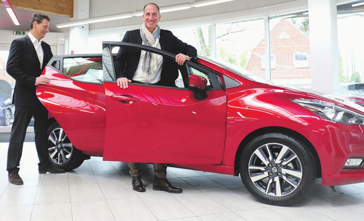 Der ideale Fünftürer für die Stadt aus dem Hause Nissan. Die Verkaufsberater Matthias Kramper (l.) und Lars Siewert vermitteln gern eine Probefahrt mit dem Micra Foto: Rahn Der ideale Fünftürer für die Stadt aus dem Hause Nissan. Die Verkaufsberater Matthias Kramper (l.) und Lars Siewert vermitteln gern eine Probefahrt mit dem Micra Foto: Rahn