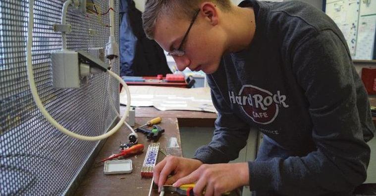 Mit Unterstützung von Azubis können die Schüler verschiedene Arbeiten in der Praxis kennenlernen Mit Unterstützung von Azubis können die Schüler verschiedene Arbeiten in der Praxis kennenlernen