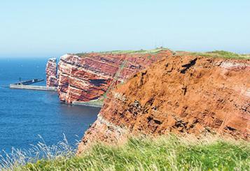 Die Roten Felsen und die „Lange Anna“ im Hintergrund sind Wahrzeichen Helgolands Die Roten Felsen und die „Lange Anna“ im Hintergrund sind Wahrzeichen Helgolands