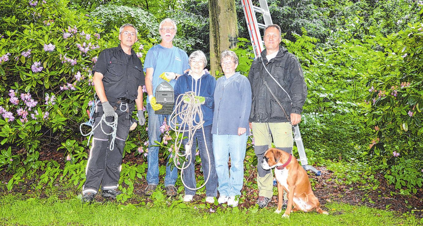 Fledermaus-Experte Alexander Heidorn (v. l.), Michael Kasch, Erika Kraasch, Renate Wachowski (alle drei von der Nabu-Gruppe Barmbek/Ohlsdorf/Bramfeld) und Dirk Ludewig mit Boxerdame Hermine Foto: Busse Fledermaus-Experte Alexander Heidorn (v. l.), Michael Kasch, Erika Kraasch, Renate Wachowski (alle drei von der Nabu-Gruppe Barmbek/Ohlsdorf/Bramfeld) und Dirk Ludewig mit Boxerdame Hermine Foto: Busse