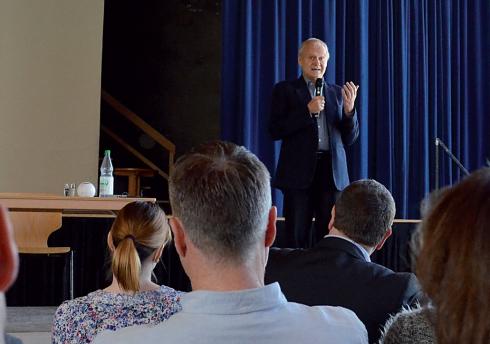 Professor Helmke spricht im Gymnasium Hochrad