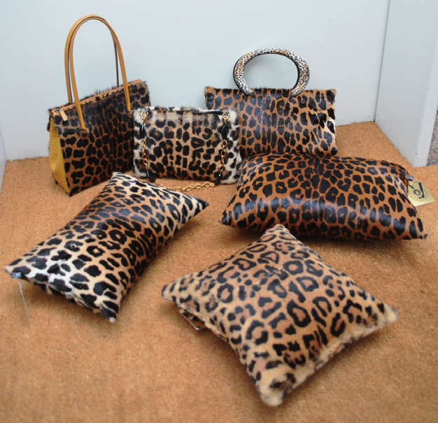 Pelztaschen und -kissen
