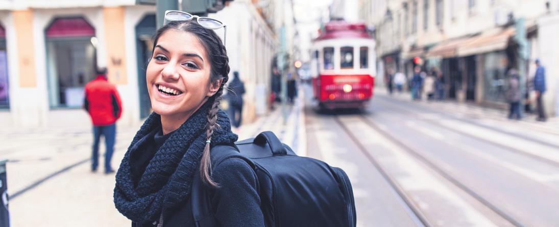 Mit Erasmus+ können nicht nur Studenten, sondern auch Azubis und Berufs(fach)schüler einen Auslandsaufenthalt absolvieren, der zwischen zwei Wochen und zwölf Monaten dauern kann. Foto: Eldar Nurkovic/Shutterstock Mit Erasmus+ können nicht nur Studenten, sondern auch Azubis und Berufs(fach)schüler einen Auslandsaufenthalt absolvieren, der zwischen zwei Wochen und zwölf Monaten dauern kann. Foto: Eldar Nurkovic/Shutterstock