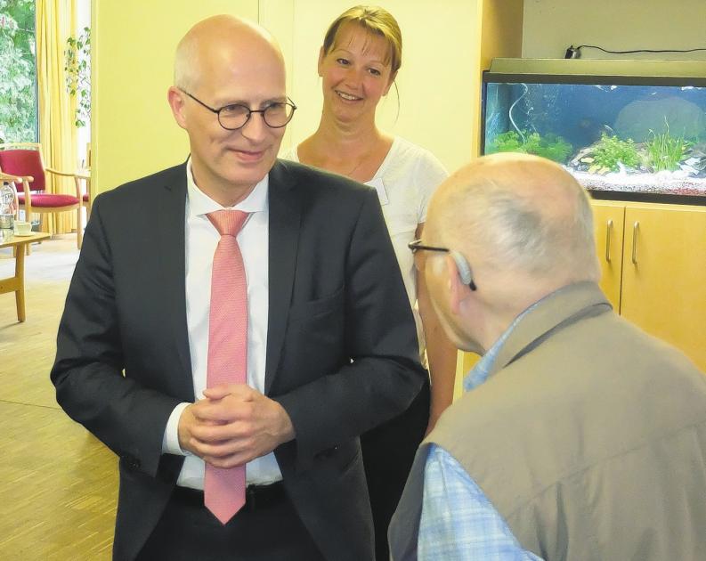Der Erste Bürgermeister und Pflegeleiterin Claudia Brennecke im Gespräch mit einem Hausbewohner Fotos: tel Der Erste Bürgermeister und Pflegeleiterin Claudia Brennecke im Gespräch mit einem Hausbewohner Fotos: tel