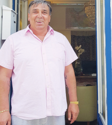 Andreas Glowacki kümmert sich in seiner Teppich Galerie Pinneberg um Reinigung und Aufarbeitung von Teppichen Andreas Glowacki kümmert sich in seiner Teppich Galerie Pinneberg um Reinigung und Aufarbeitung von Teppichen