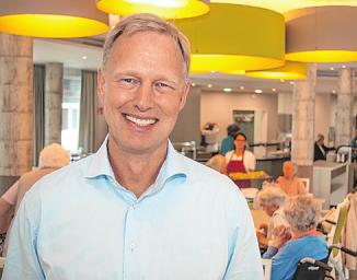 Frank Wagner sieht, dass es den Bewohnern am Nachmittag bei Kaffee und Kuchen gut geht Foto: Umsorgt wohnen Frank Wagner sieht, dass es den Bewohnern am Nachmittag bei Kaffee und Kuchen gut geht Foto: Umsorgt wohnen