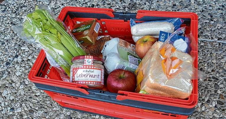 Wer nicht selbst in die Geschäfte möchte, kann Dank hilfsbereiter Mitbürger dennoch einen nach Wunsch gefüllten Einkaufskorb vor der Tür finden. Foto: Möller Wer nicht selbst in die Geschäfte möchte, kann Dank hilfsbereiter Mitbürger dennoch einen nach Wunsch gefüllten Einkaufskorb vor der Tür finden. Foto: Möller