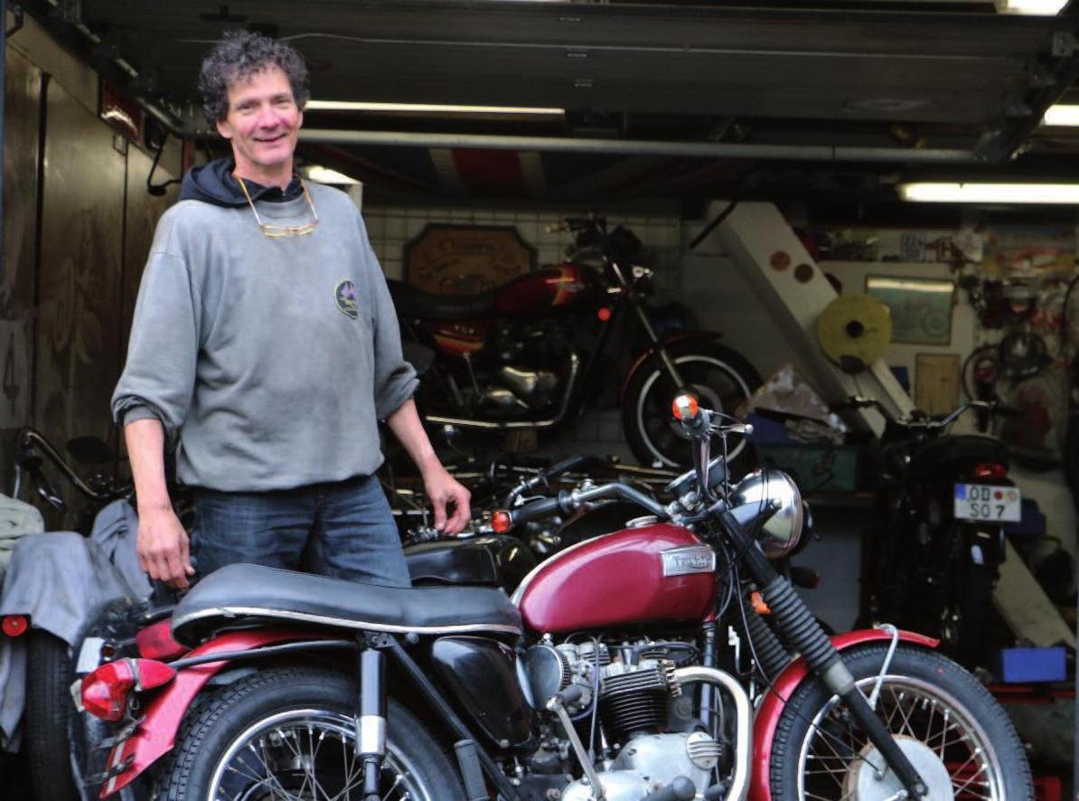 Motorradkenner Steffan Hamer mit einer Triumph Bonneville von 1969 vor seiner prall gefüllten Garage. Fotos (3): Dirk Mangartz Motorradkenner Steffan Hamer mit einer Triumph Bonneville von 1969 vor seiner prall gefüllten Garage. Fotos (3): Dirk Mangartz