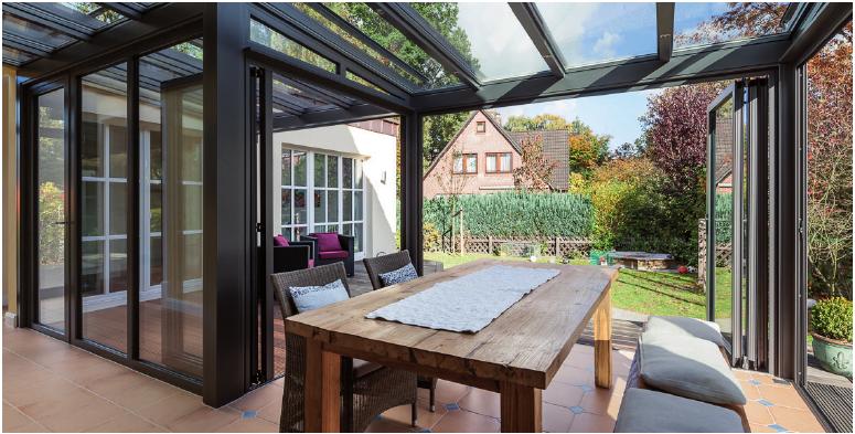 Wohnraum-Wintergarten mit Falttüren von Sonne RundumFOTO: ©SOLARLUX ALUMINIUM SYSTEME GMBH