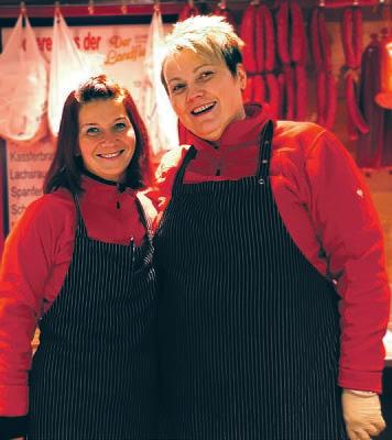 Tanja (r.) und Joanna verkaufen für den „Landfleischer“ Tanja (r.) und Joanna verkaufen für den „Landfleischer“