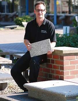 Checken Sie jetzt Ihre Treppe: Kay Rebmann berät Sie bei der Auswahl an Granit- Looks für den sicheren Tritt. Fotos: Tina Jordan Checken Sie jetzt Ihre Treppe: Kay Rebmann berät Sie bei der Auswahl an Granit- Looks für den sicheren Tritt. Fotos: Tina Jordan