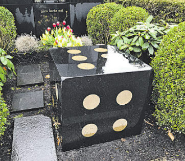 Grabstätte eines ehemaligen Spielbankbesitzers auf dem Friedhof in Stellingen. Foto: Daniel Klandt Grabstätte eines ehemaligen Spielbankbesitzers auf dem Friedhof in Stellingen. Foto: Daniel Klandt