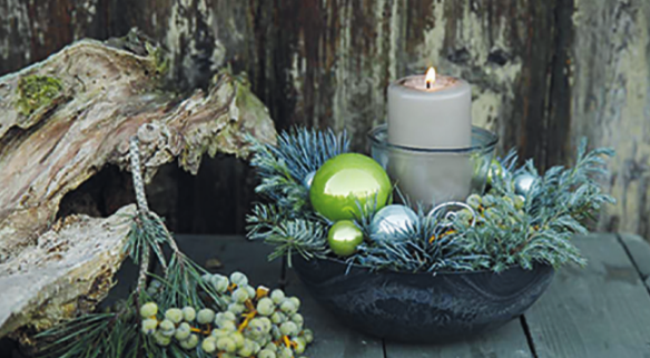 Die Adventsgestecke der Grünen Kugel können mit Wasser versorgt werden und bleiben so bis Weihnachten frisch Die Adventsgestecke der Grünen Kugel können mit Wasser versorgt werden und bleiben so bis Weihnachten frisch