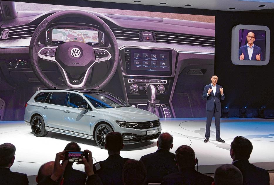 Frischer Wind aus Wolfsburg: Volkswagen präsentiert den neuen Passat. FOTO: ULI DECK Frischer Wind aus Wolfsburg: Volkswagen präsentiert den neuen Passat. FOTO: ULI DECK