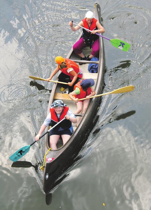 Die Touren mit dem Kanu sind auch für Familien mit Kindern geeignet. Die Flüsse schlängeln sich durch Wälder, Wiesen und Weiden. Wer auf Nummer sicher gehen will, wie links auf dem Foto Leon, trägt eine Sicherheitsweste Fotos: ger Die Touren mit dem Kanu sind auch für Familien mit Kindern geeignet. Die Flüsse schlängeln sich durch Wälder, Wiesen und Weiden. Wer auf Nummer sicher gehen will, wie links auf dem Foto Leon, trägt eine Sicherheitsweste Fotos: ger