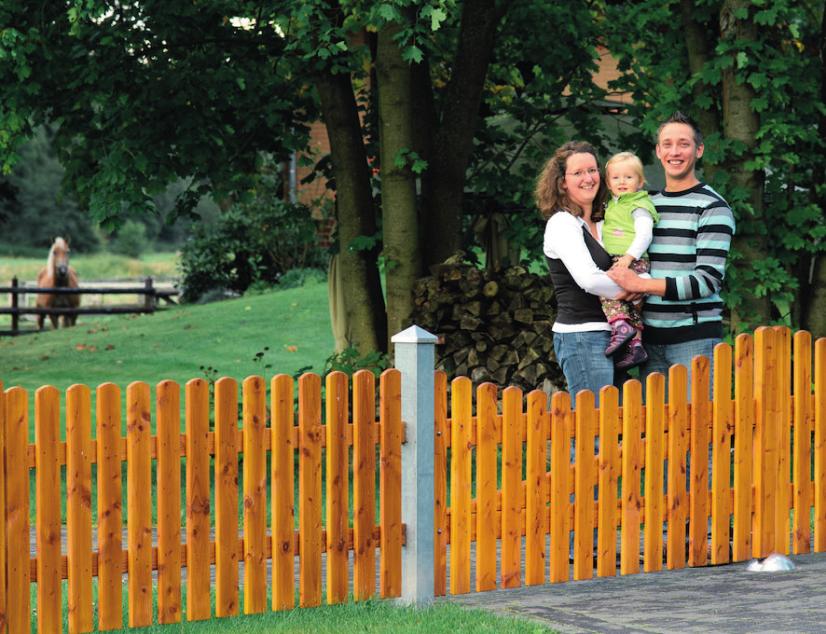 Auf dem Lande setzt ein klassischer Friesenzaun in warmen Farben lebendige Akzente Auf dem Lande setzt ein klassischer Friesenzaun in warmen Farben lebendige Akzente