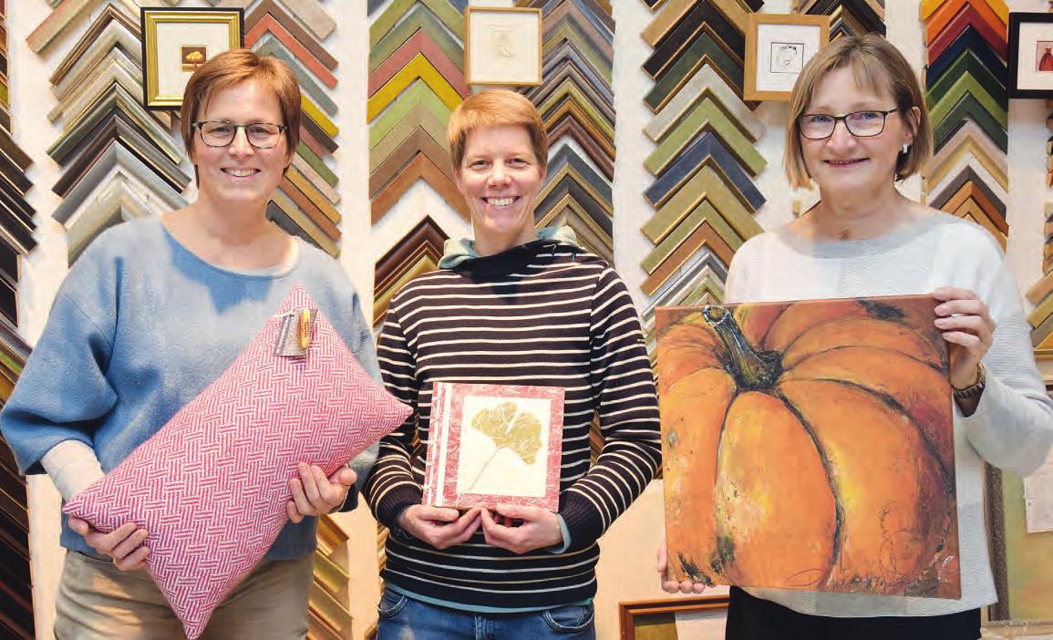 Handwebemeisterin Antje Vajen (v. l.), Buchbinderin Silke Menzel und Heike Försterling von der Glaserei Brinckmann arbeiten jetzt unter einem Dach in der Reichenstraße 10 in Barmstedt Foto: Klein   Handwebemeisterin Antje Vajen (v. l.), Buchbinderin Silke Menzel und Heike Försterling von der Glaserei Brinckmann arbeiten jetzt unter einem Dach in der Reichenstraße 10 in Barmstedt Foto: Klein