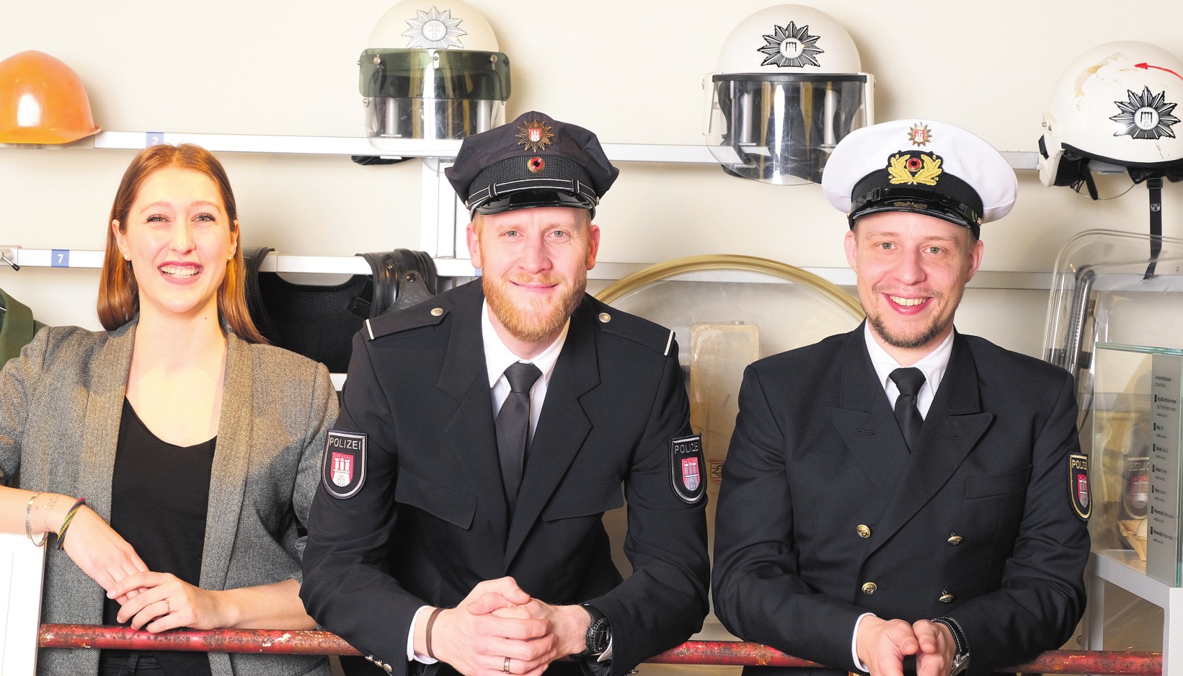 Hannah Bubert (v. l., Kripo), Sebastian Fuchs (Schutzpolizei) und André Püttjer (Wasserschutzpolizei) lernen in Hamburg alle drei in unterschiedlichen Bereichen. FOTO: WALLOCHA Hannah Bubert (v. l., Kripo), Sebastian Fuchs (Schutzpolizei) und André Püttjer (Wasserschutzpolizei) lernen in Hamburg alle drei in unterschiedlichen Bereichen. FOTO: WALLOCHA