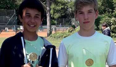 Lukas Escher (l) wurde zweifacher Norddeutscher Meister. Im Einzel besiegte er seinen Doppelpartner Tom Wasner. Lukas Escher (l) wurde zweifacher Norddeutscher Meister. Im Einzel besiegte er seinen Doppelpartner Tom Wasner.