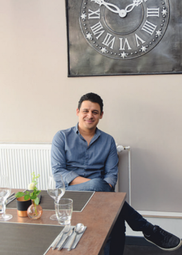 Reza Zare freut sich, Gäste in seinem italienischen Restaurant in Pinneberg begrüßen zu können Foto: Klein Reza Zare freut sich, Gäste in seinem italienischen Restaurant in Pinneberg begrüßen zu können Foto: Klein