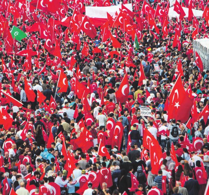 Bei Menschen mit Migrationshintergrund ist die Bewunderung für den allmächtigen Führer oft stärker als das Bekenntnis zum Rechtsstaat. Im Bild die Pro-Erdogan-Demonstration in Köln am 31. Juli 2016. IMAGO/JOCHEN TACK