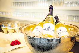 Das Hotel Seehof, gelegen zwischen Küchensee und Ratzeburger See, bietet einen perfekten Rahmen für romantische Abende Das Hotel Seehof, gelegen zwischen Küchensee und Ratzeburger See, bietet einen perfekten Rahmen für romantische Abende