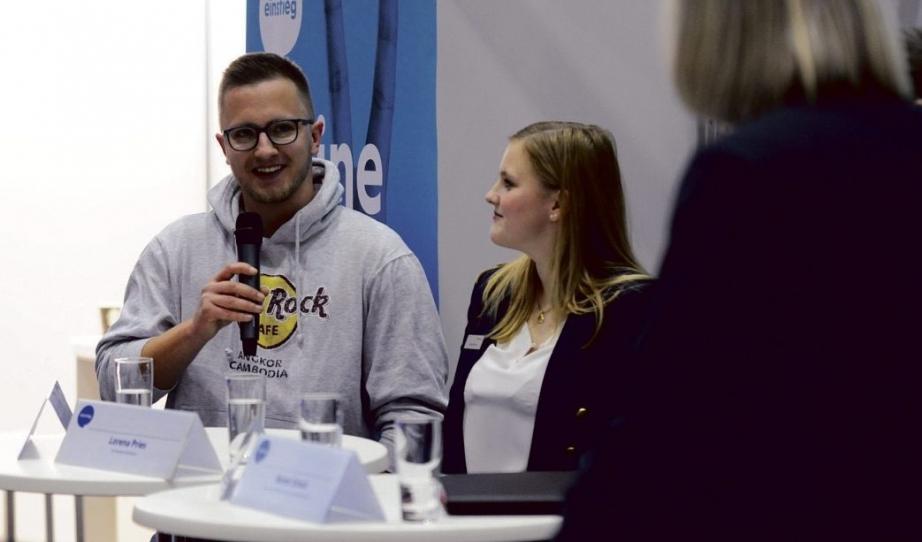 Tim Bernhardi im Gespräch mit Jugendlichen auf der Messe „Einstieg“, Foto: Jens Seemann Tim Bernhardi im Gespräch mit Jugendlichen auf der Messe „Einstieg“, Foto: Jens Seemann