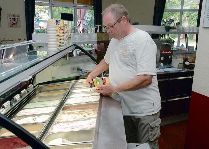 Günter Schreiber stellt aus 20 selbst gemachten Eissorten für seine Kunden im Elmshorner Eiscafé Südpol das Gewünschte gern zusammen Foto: Kuno Klein Günter Schreiber stellt aus 20 selbst gemachten Eissorten für seine Kunden im Elmshorner Eiscafé Südpol das Gewünschte gern zusammen Foto: Kuno Klein