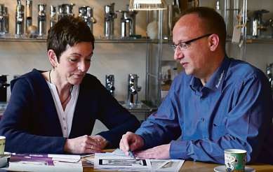 Badberater Kai Ehlert im Gespräch mit einer Kundin. Hasse Sanitär bietet neue Ideen zur Badgestaltung Foto: Hasse Sanitär Badberater Kai Ehlert im Gespräch mit einer Kundin. Hasse Sanitär bietet neue Ideen zur Badgestaltung Foto: Hasse Sanitär