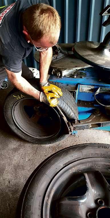 Sebastian Kröger löst Reifen von den Felgen – Kiesow bietet auch eine Vielzahl gebrauchter und geprüfter Reifen Fotos: Tina Jordan Sebastian Kröger löst Reifen von den Felgen – Kiesow bietet auch eine Vielzahl gebrauchter und geprüfter Reifen Fotos: Tina Jordan